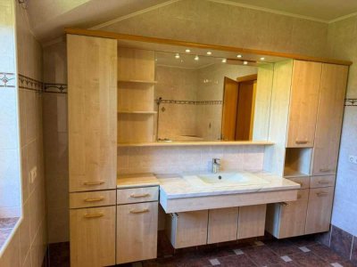 Frisch renovierte 4-Zi.-DG-Wohnung mit neuer Küche, Kaminofen und sonniger Terrasse