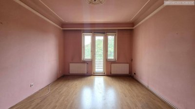 URBAN-LORITZ-PLATZ: Sanierungsbedürftige 3-Zimmer-Altbauwohnung mit Balkon