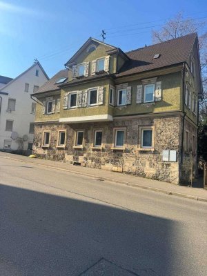 Mehrfamilienhaus mit Stellplätzen