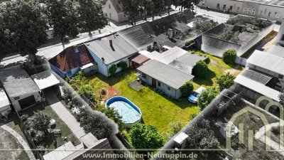 Zentral und dennoch ruhig gelegenes, ebenerdiges Wohnhaus mit eigener Hofauffahrt und großem Garten.