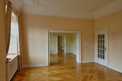 Großzügige 7-Zimmer Wohnung mit Balkon in Düsseldorf-Golzheim