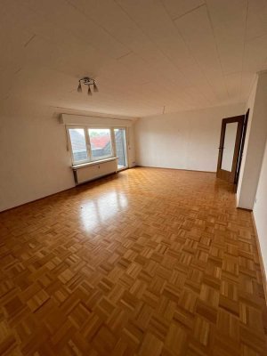 Geräumige 4-Zimmer Wohnung mit Balkon!
