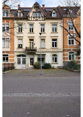 Altbauflair mit großzügigen Deckenhöhen und viel Stauraum – 2-Zimmer-Wohnung in Bestlage Neuburg