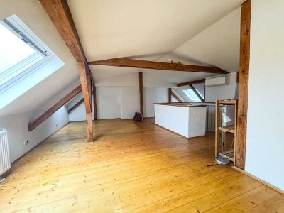 Lage Lage Lage! Mainlage klimatisiere DG Wohnung mit offenem Gebälk