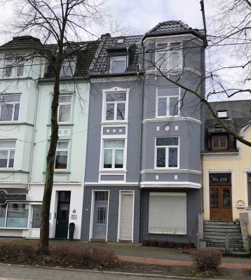 Tolle Wohnung mit Terrasse, Einbauküche und Dielen in schönem Altbau