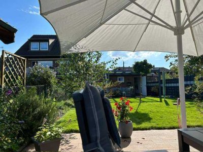 Ruhiglage am Schloßpark Paffendorf! Charmanter Garten!  Helle Dreizimmer in Dreifamilienhaus!