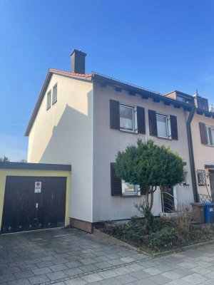 Gepflegtes Haus mit fünf Zimmern und EBK in München