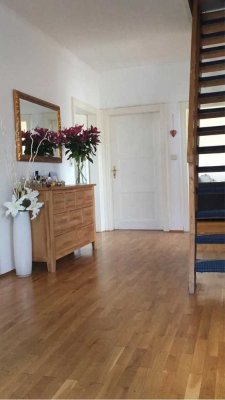 gemütliche einfache aber grosszügige 3Zi Dachwhg Bahnhofsnähe,EBK,Zentralhzg,Garten,+ausgeb.Speicher