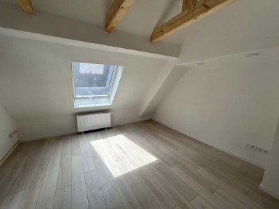 Erstbezug nach Sanierung mit Einbauküche: 1-Zimmer-Dachgeschosswohnung
