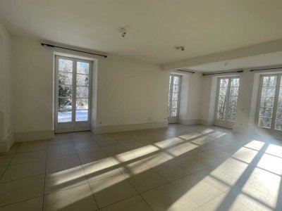 Lichtdurchflutete, großzügige 2-Zimmer-Wohnung in historischem Anwesen mit Gartenzugang