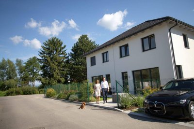 Erstbezug in EBENFURTH! Doppelhaushälfte mit Garten &amp; 116 m² Wohnfläche – Jetzt besichtigen!