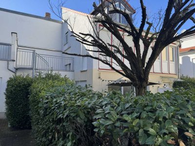 Große Doppelhaushälfte in Hofreite aus 2015,  2 Bäder,  2 Terrassen, Garage, freigestellt