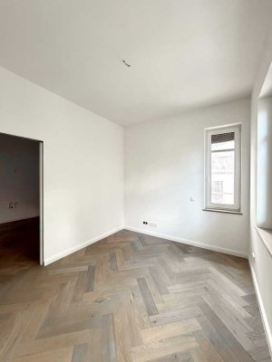 Großzügige 2,5-Zimmer-Wohnung mit zwei Balkonen in hochwertig sanierter Altbauvilla