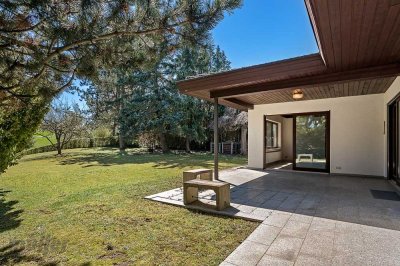 Repräsentativer Bungalow in Top-Randlage mit Traumgarten, Doppelgarage und großzügiger Wohnebene