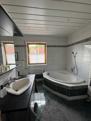 Ansprechende 4,5-Zimmer-EG-Wohnung mit gehobener Innenausstattung mit Balkon und EBK in Auerbach