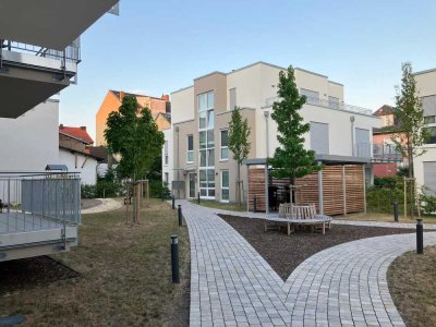Neubau Erstbezug: barrierefreies Wohnen in direkter Bahnhofs- und Citylage mit eigenem Garten
