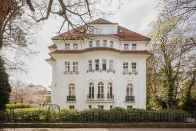 Großzügige Villa-Wohnung im Grunewald mit Garten, Terrasse & Tiefgarage in historischer Architektur