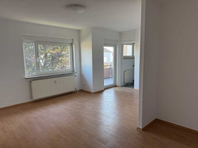 Renovierte 1-Zimmer Wohnung mit Balkon, Parkplatz und EBK