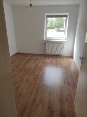 Helle 3 Zimmer Wohnung mit Balkon im Erdgeschoss