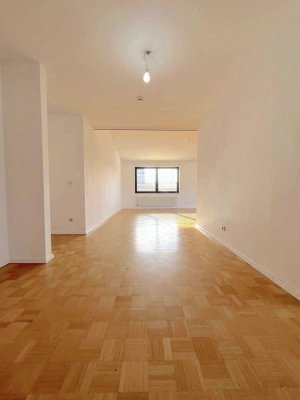 Penthouse­ am Frauenelobplatz: 3,5 ZKB, ca. 140m2 , Dachterrasse, Wannenbad, GWC, Keller, Stellplatz