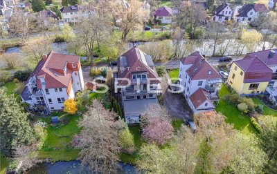 Wohnen im Grünen: Charmante 4-Zimmer-Hochparterre-Wohnung zwischen zwei Seen