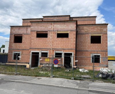 DOPPELHAUSHÄLFTE AM STADTRAND! Rohbau zum selbst Fertigstellen!