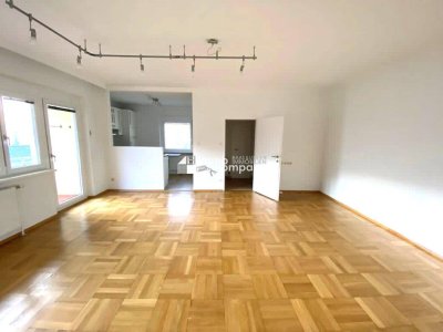 PANORAMA HINTERBRÜHL: Ruhig gelegene, lichtdurchflutete 4-Zimmer Wohnung mit LOGGIA, 2 GARAGEN + 2 STELLPÄTZE in herrlichster Lage