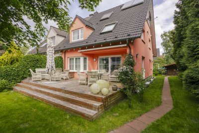 Stilvolles Zuhause mit Gaskamin, Terrasse und liebevoll angelegtem Garten