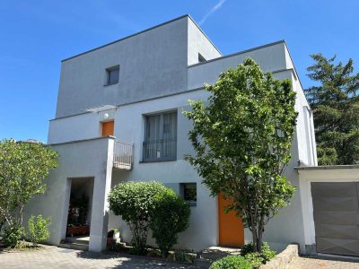 Da schau her! 4 Zimmer-Maisonette mit großer Dachterrasse und Pkw-Stellplatz!