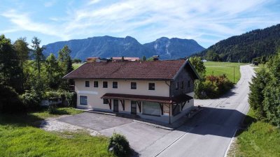 Großzügige Gewerbeimmobilie mit zwei Wohneinheiten bei Inzell