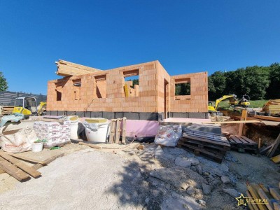 BAUBEGINN ERFOLGT! IDEAL FÜR FAMILIEN! 5-ZIMMER-ZIEGELHAUS MIT UNVERBAUBAREN AUSBLICK. MIT KELLER, BALKON, TERRASSE, CARPORT UND GROSSEM GARTEN.