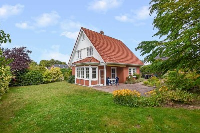 Nur 350m bis zum Pönitzer See! Stilvolles Einfamilienhaus in begehrter See-Lage, unweit der Ostsee!