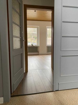 Gut geschnittene und modernisierte 3-Zimmer-Wohnung mit Balkon und Einbauküche in Gummersbach