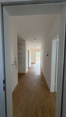 Sanierte 3-Zimmer-Wohnung mit Balkon und Stellplatz in zentraler Lage von Königsbrunn zu vermieten