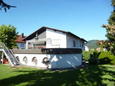 Großzügiges Wohnhaus mit Schwimmhalle in ruhiger Lage