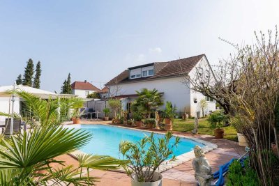 Großzügiges Zweifamilienhaus mit Pool und attraktiver Mieteinnahme!