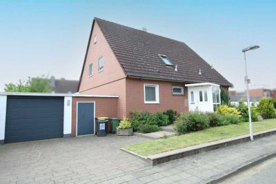 Charmantes Einfamilienhaus mit Schwimmhalle, Wintergarten und Kamin – Okal Fertighaus