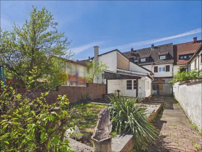 Historisches Reihenhaus mit großer Schraubergarage und Anbaupotenzial