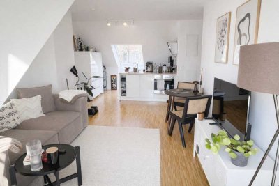 ULI VOGELER GmbH - GREEN & COZY – PERFEKT KOMBINIERT 2-Zimmer-Dachgeschosswohnung  mit Südbalkon in