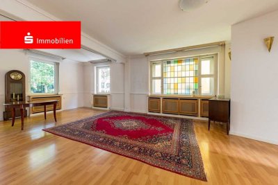 Frankfurt-Sachsenhausen-Nord: Charmante und großzügige 2-Zimmer-Hochparterrewohnung mit Altbauchar