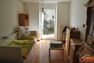 1 ZKB mit Einbauküche und Terrassenmitnutzung. Tageslichtbad mit Dusche. EG