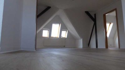Offen, hell und besonders: 3-Zimmer-DG-Wohnung mit Blick auf den Fuchsturm.