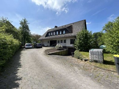 Wohnen im Grünen: Erdgeschosswohnung in einem gepflegten Zweifamilienhaus mit Terrasse und Garten