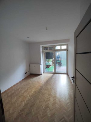 Schöne neusanierte Dreiraumwohnung mit Einbauküche und tollem Badezimmer sowie einer Terrasse