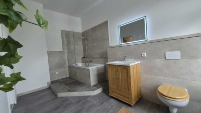 + + + Traumhaft schöne, neu renovierte 3-Zimmer-Wohnung mit Wintergarten – 103 m² Wohnkomfort + + +