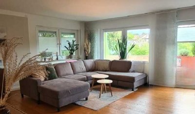 Außergewöhnliches Wohnambiente!
Terrassenwohnung in Dreifamilienhaus mit
Doppelgarage!