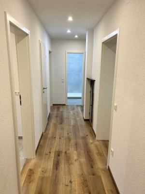 Erstbezug nach Kernsanierung: Exklusive 3-Zimmer-Wohnung mit Balkon in ruhiger top Lage