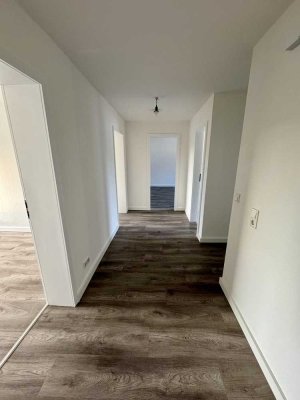 Helle und renovierte 3-Zimmer-Wohnung mit Balkon & Einbauküche