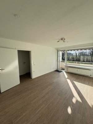 Stilvolle, modernisierte 2,5-Zimmer-Wohnung mit Balkon in Schwarzenbek