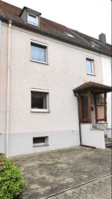 Solides Raumwunder mit Potenzial: Gepflegtes Reihenmittelhaus mit Wintergarten-Häuschen in Ansbach